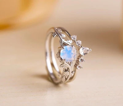 Juego de anillos de compromiso de corte redondo de piedra lunar natural enchapado en oro de 18k Foto 1 de 4