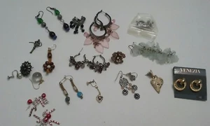 LOTE de 7 PARES de pendientes con clip y perforados vintage y 12 individuales. - Imagen 1 de 10