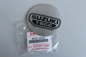 SUZUKI 68233-49200-000 EMBLEMA SUZUKI COPERCHIO CARTER LATO VOLANO GSX 1100 E - Picture 1 of 1