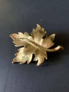 Vintage Signed Mamselle Gold Tone Textured Maple Leaf Brooch Pin - Picture 1 of 9