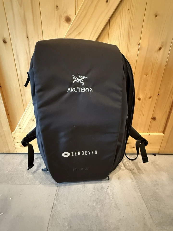 La mochila Arc'teryx Blade 20 es una mochila de 20 litros negra caja abierta Foto 1 de 4
