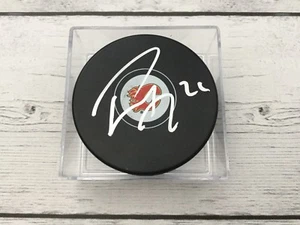 Disco de hockey Calgary Flames firmado autografiado por Travis Hamonic a - Imagen 1 de 1