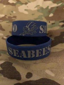 2x U.S. Navy Seabees Silikon Armband 1" breit Veteranen betrieben - Bild 1 von 1