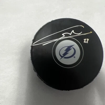 JONATHAN DROUIN Tampa Bay Lightning AUTOGRAFIADO Firmado Hockey NHL PUCK Foto 1 de 2