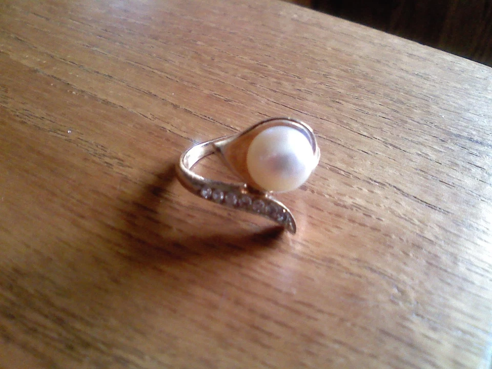 Anillo de diamantes y perlas cultivadas de 7 1/2 mm de oro amarillo de 14K para dama Foto 1 de 1