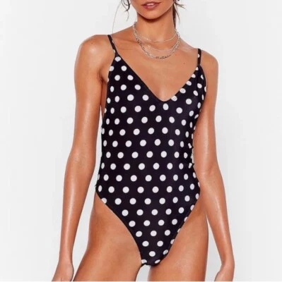 Traje de baño Nasty Gal blanco y negro de una pieza a lunares XS Beachy Resort Wear Foto 1 de 4