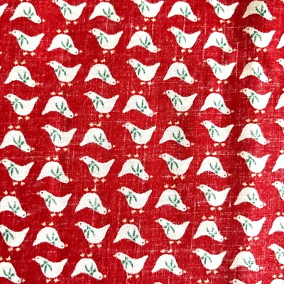 NUEVA TELA NAVIDAD ROJA CON PALOMAS BLANCAS 1 1/3 yardas X 45 EN FAB 91 Foto 1 de 3