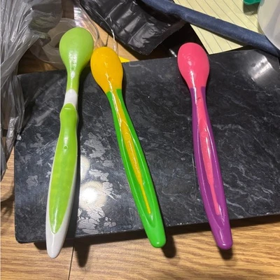 Juego de 14 cucharas de alimentación para bebés Munchkin utensilios para niños pequeños primera etapa punta suave Foto 1 de 2