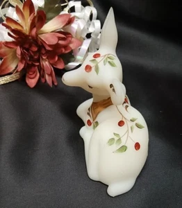 3706 Vintage Fenton Art Glass Twining Berries Resting Fawn - Bild 1 von 4