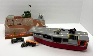 Ancien jeu militaire GALOOB Micro Machines Combat City et porte-avions - Photo 1/15