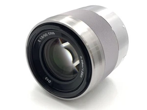 Lente AF Prime Sony E 50 mm F/1,8 OSS SEL50F18 con tapas plateada de Japón [Exc+] - Imagen 1 de 4