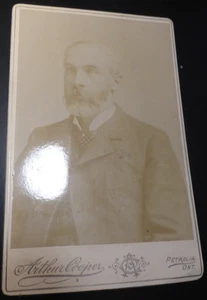 Vintage Cabinet Card Foto Bello Uomo Tuta Cravatta Spilla Moda Petrolia Ontario Canada - Foto 1 di 1