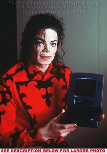MICHAEL JACKSON HOLDING 1992 LAPTOP (1) RARE 8x10 PHOTO - Picture 1 of 1
