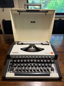 Máquina de escribir Olympia Traveller 1969 vintage con estuche - ¡Funciona! - Imagen 1 de 6