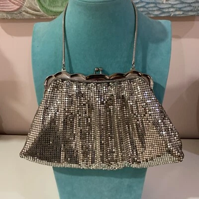 BOLSO DE NOCHE VINTAGE WHITING & DAVIS PLATEADO MARCO ESCALOPEADO BLOQUEO DE BESO Foto 1 de 4