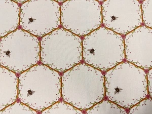 50% 0FF! CHATEAU WABENBIENE CREME STOFF VON ANGEL STRAWBRIDGE 100% BAUMWOLLE - Bild 1 von 6