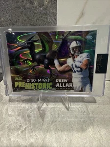 🔥🏈Drew Allar 2025 Wild Card Calcio Pre Storico Dino-Might SP/20 Penn State - Foto 1 di 10