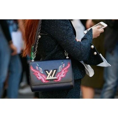 Bolso Louis Vuitton Azul Nuit Cuero Epi Lentejuelas Llamas Twist MM Edición Limitada Foto 1 de 4