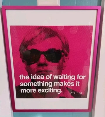 Cita enmarcada de Andy Warhol “Esperar algo lo hace más emocionante” rosa intenso Foto 1 de 4