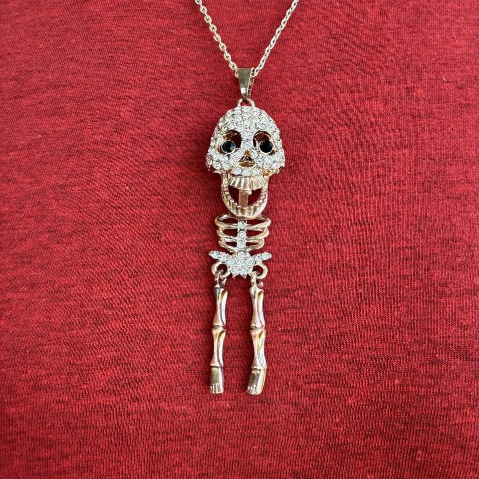 Colar pingente corpo caveira e osso vintage Betsey Johnson tom dourado cristal incrustado - Imagem 1 de 4