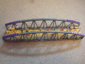 Spur N Fußgänger Bogenbrücke 16 lang ,3,5 breit3,5cm hoch  gebr. + ca. 25 Fig.! - Bild 1 von 2