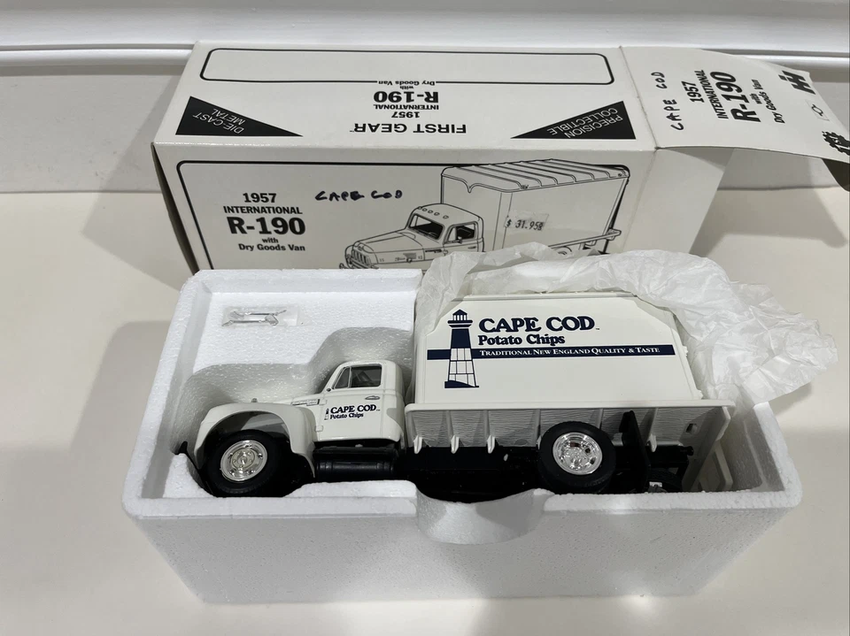 First Gear "Cape Cod Potato Chi" 1957 International R-190 Dry Goods Van 1/34 Foto 1 de 4