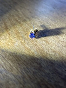 Pendiente solitario redondo de oro amarillo de 14 k reactivo UV de 1,5 ctw Zafire JL - Imagen 1 de 5