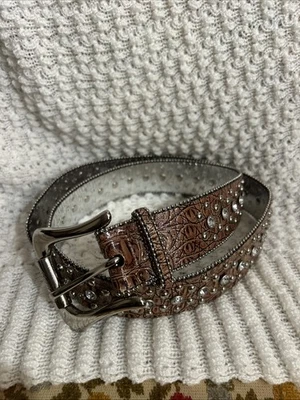 Cinturón Mujer Guess Western Tachuelas y Estrás Marrón Talla Grande Cinturón 2" Hebilla Foto 1 de 3