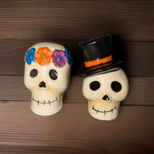 SET OF 2 SKULL SALT AND PEPPER SHAKER SKULL WITH TOP HAT & SUGAR SKULL FLOWER - Picture 1 of 4