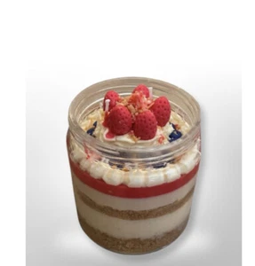 Pretty Girls Rock Dessert Candle Strawberry Cheesecake - Picture 1 of 2