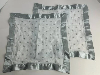 Mini manta de seguridad Aden + Anais Dove gris plata y blanco estrellas muselina satinada Foto 1 de 4