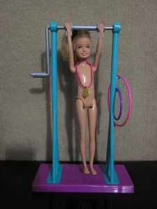 Barbie Team Stacie Puppe und Gymnastik Spielset mit Spinnstange & Zubehör - Bild 1 von 10