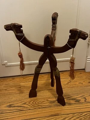 "Trípode de madera tallada a mano vintage mesa plegable patas de camello Medio Oriente 22""H x 18""W" Foto 1 de 4