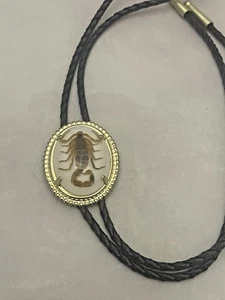 Corbata Scorpion Bolo (tono dorado) - Imagen 1 de 7