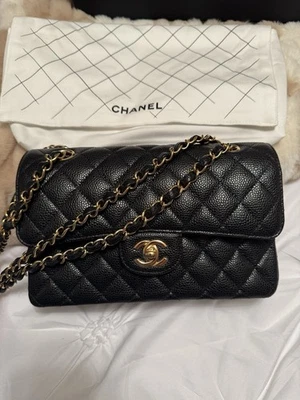 Auténtica solapa clásica pequeña Chanel 2024 con etiquetas y recibo (24/12) - caviar negro Foto 1 de 4