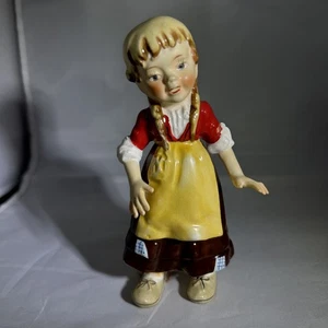 Sechs Zoll Vintage blondes Mädchen mit Zöpfen und gelber Schürze Figur - Bild 1 von 4