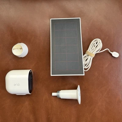 Cámara WiFi Arlo Pro 4 focos blanca VMC4050P-100NAR + paquete solar Foto 1 de 4