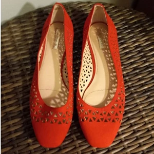 Ballerine Tahari Innside rosse scamosciate traforate donna 9 dopamina  - Foto 1 di 9