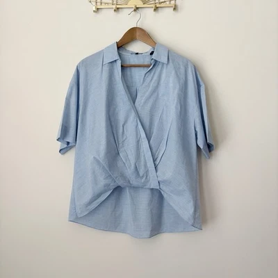 Camisa Theory con dobladillo torcido pequeña azul Foto 1 de 4