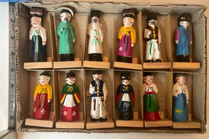 12 alte koreanische traditionelle Kleidung handgeschnitzte Holzfiguren Mann Frau in Box - Bild 1 von 2