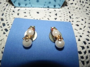 2004 AVON Pearl SNOWMAN Pierced EARRINGS W/ Box - Picture 1 of 3