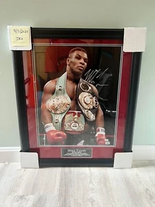 Mike Tyson firmato autografo 16x20 incorniciato a 23x27 - Foto 1 di 2
