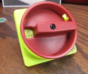 GG On/OFF Switch for 1/4" square shaft Red on Yellow - Picture 1 of 3