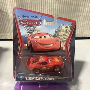 DISNEY PIXAR CARS 2 LIGHTNING MCQUEEN #26 HUDSON HORNET PISTÓN TAZA ÓXIDO-EZE RARO - Imagen 1 de 4