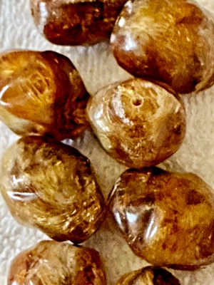 8 pepitas gruesas de piedra sintética marrón con manchas de oro en el centro de plástico perforado brillante de colección Foto 1 de 3