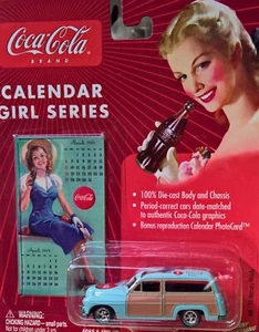 50 Mercury Woody Coca-Cola -Johnny Lightning-1:64- Calendario Coca Cola Ragazze-CONFEZIONE ORIGINALE - Foto 1 di 5