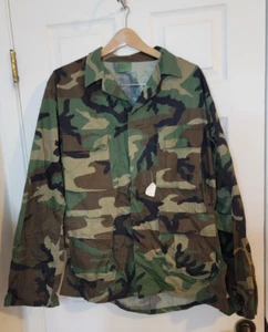 Abrigo BDU Woodland Camuflado 4 Bolsillos Talla Mediana Larga SN 8415-01-139-6767 - Imagen 1 de 5