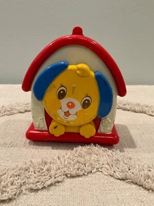 1980er Kiddiecraft rot gelb blau musikalischer Welpe in Hundehütte 5,5 Zoll funktioniert - Bild 1 von 6