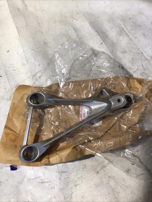 Soporte de pie de pasajero izquierdo Kawasaki 35063-0144 2005-2006 Ninja ZX-6R/6RR fabricante de equipos originales Foto 1 de 3