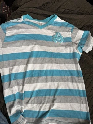 Camiseta Akademiks Juvenil 14-16 Blanca/Aqua Bordada Informal Logo Foto 1 de 4